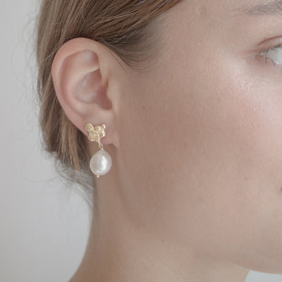 FJELLSTRAND Mezzo // Ear studs gold-plated with medium-sized baroque pearls