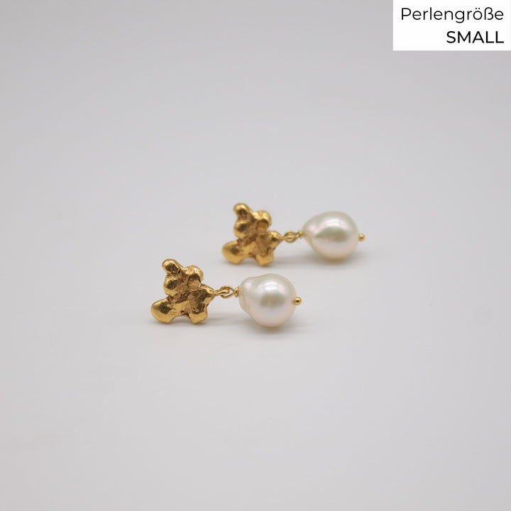 FJELLSTRAND // Gold-plated ear studs with baroque pearls