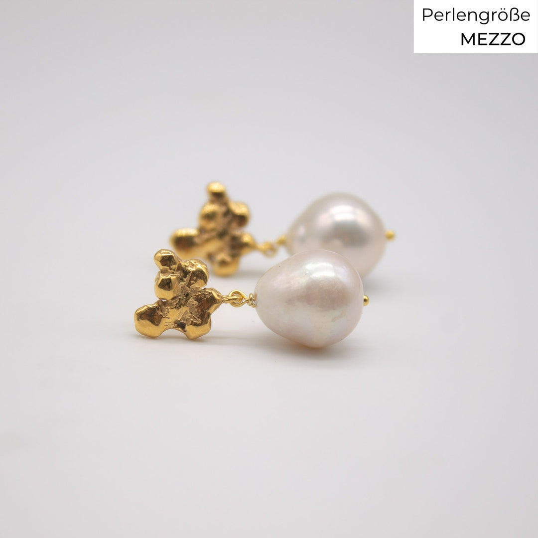 FJELLSTRAND // Gold-plated ear studs with baroque pearls