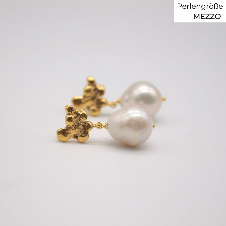 FJELLSTRAND // Gold-plated ear studs with baroque pearls