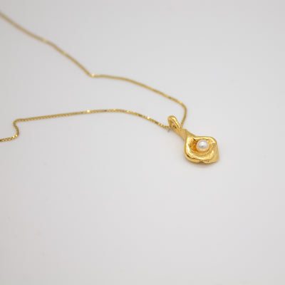MYRA // Gold-plated necklace with pendant and pearl