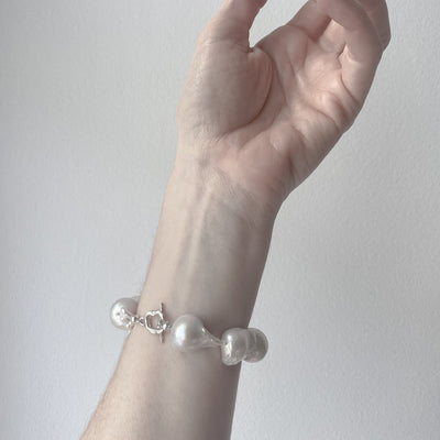 LISGARDEN // Bracelet with large baroque pearls &amp; clasp in fine silver