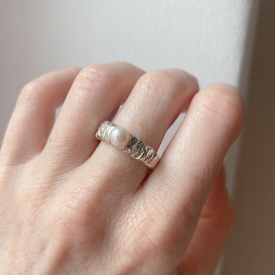 VESTERVIK // Fine silver ring with a small freshwater pearl