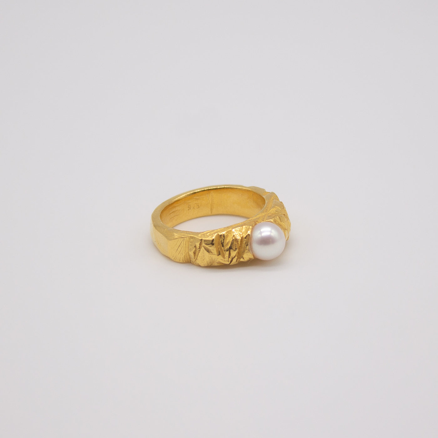 VESTERVIK // Gold-plated ring with a small freshwater pearl