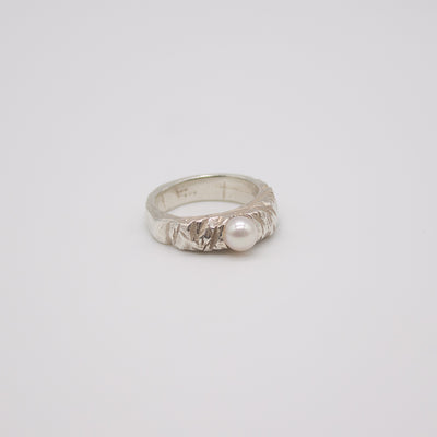 VESTERVIK // Fine silver ring with a small freshwater pearl