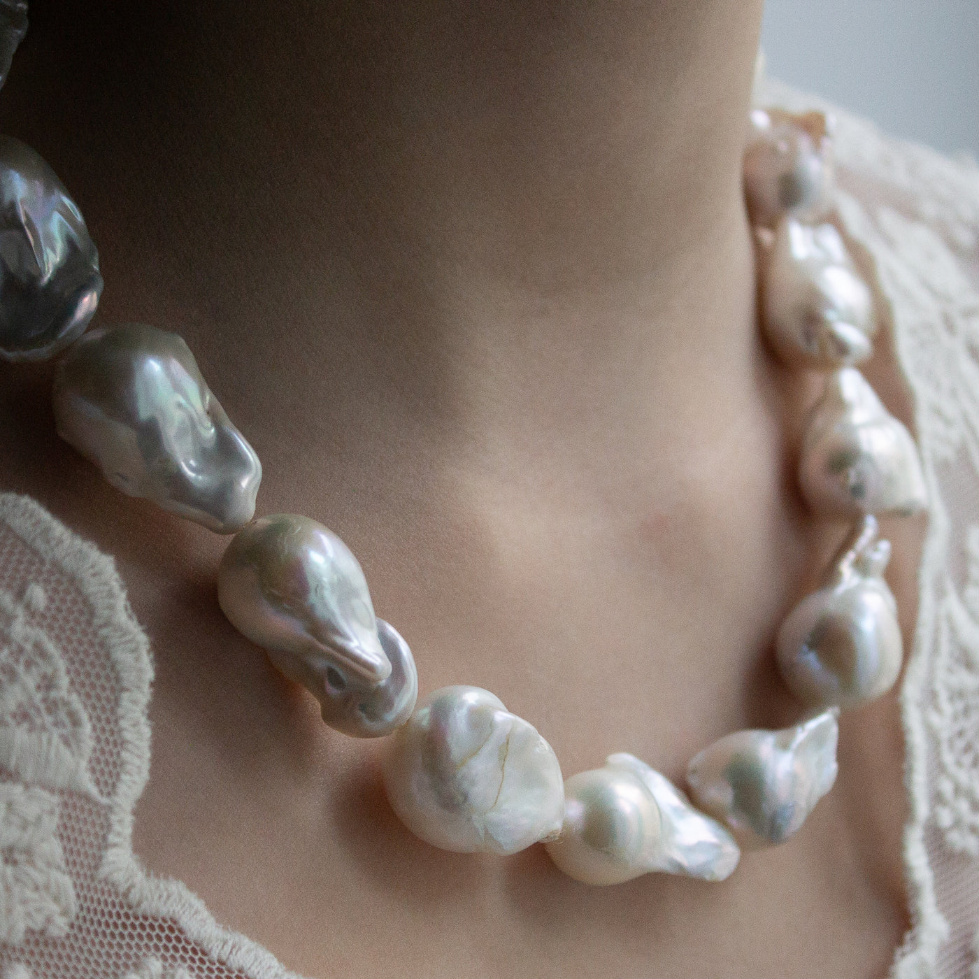 LISGARDEN // Necklace with large baroque pearls &amp; gold-plated clasp