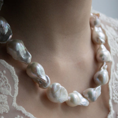 Bridal jewelry LISGARDEN // Necklace with large baroque pearls &amp; gold-plated clasp