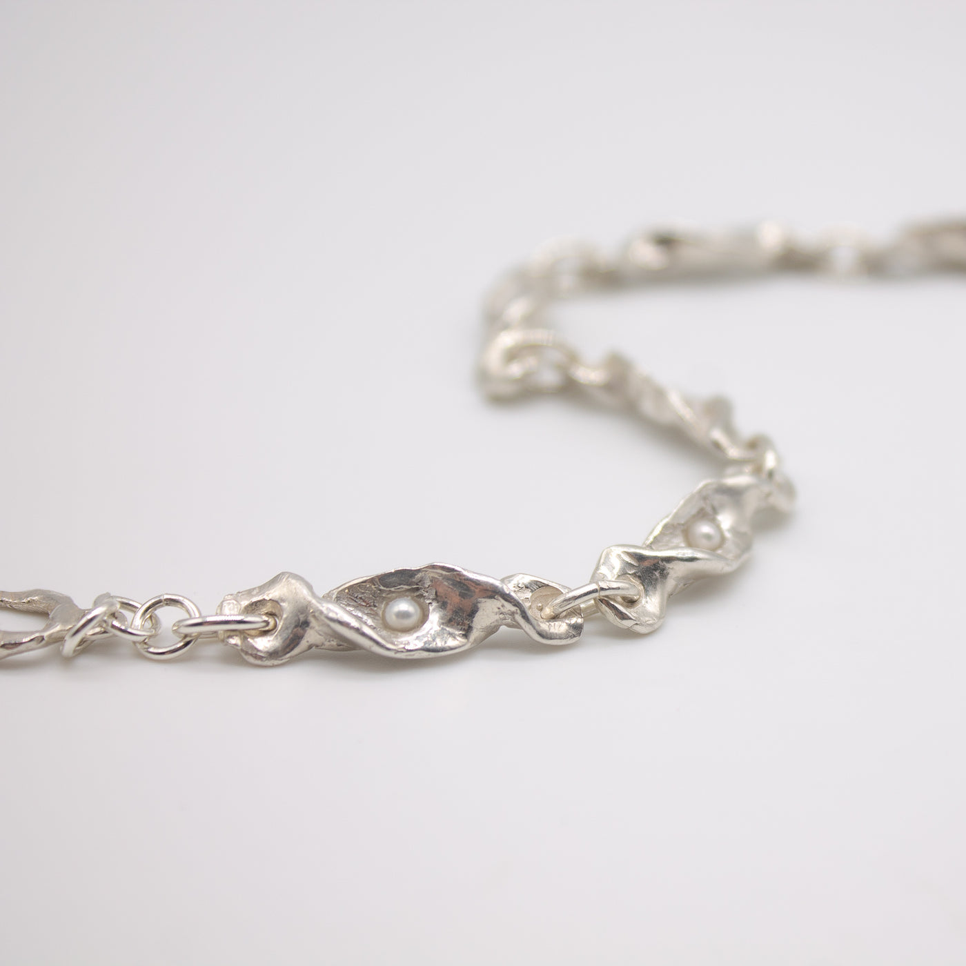GULSVIK // Armband aus Silber mit zarten Perlen