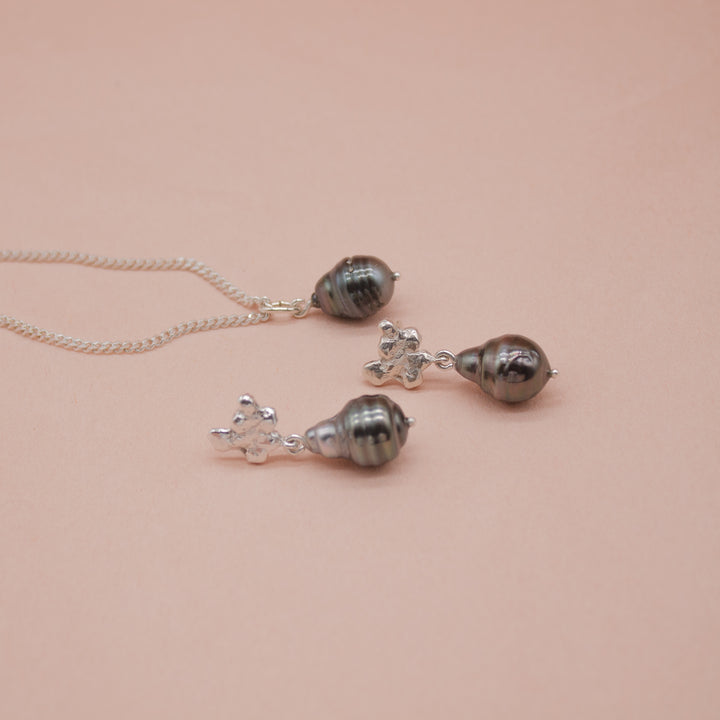 Schmuckset // FJELLSTRAND Midnight Ohrringe x NYTORP Halskette in Silber
