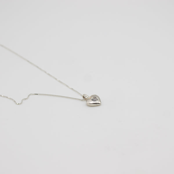 HJERTE // Necklace with a heart pendant made of fine silver with zirconia