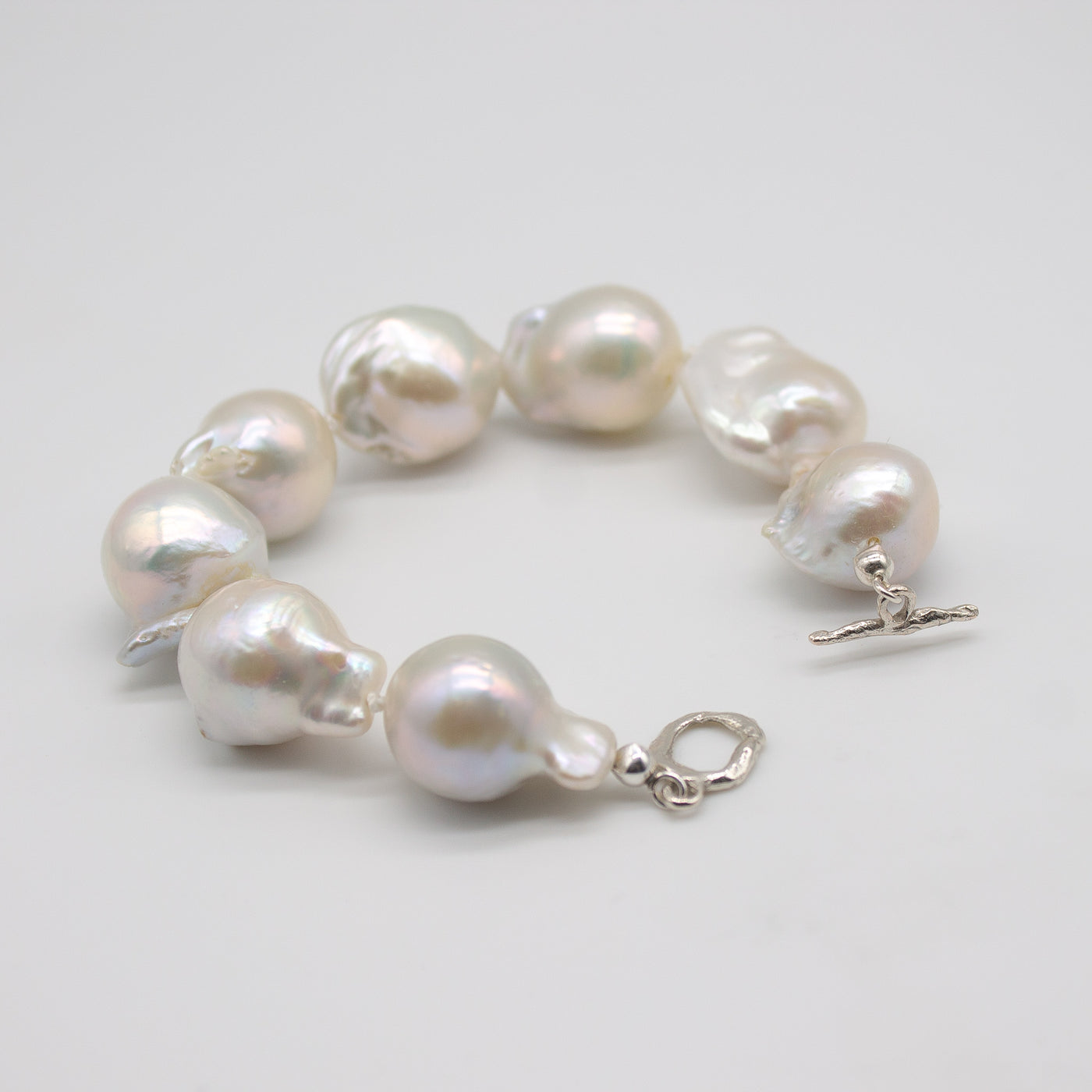 LISGARDEN // Bracelet with large baroque pearls &amp; clasp in fine silver