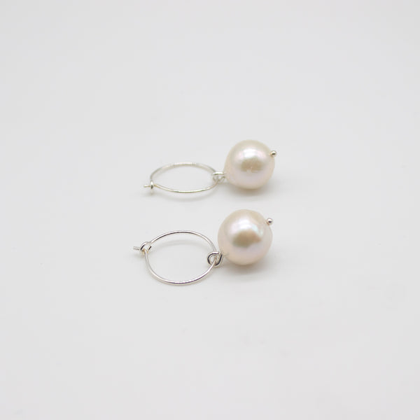 VIGNOLE // Sterling silver hoop earrings with small baroque pearls
