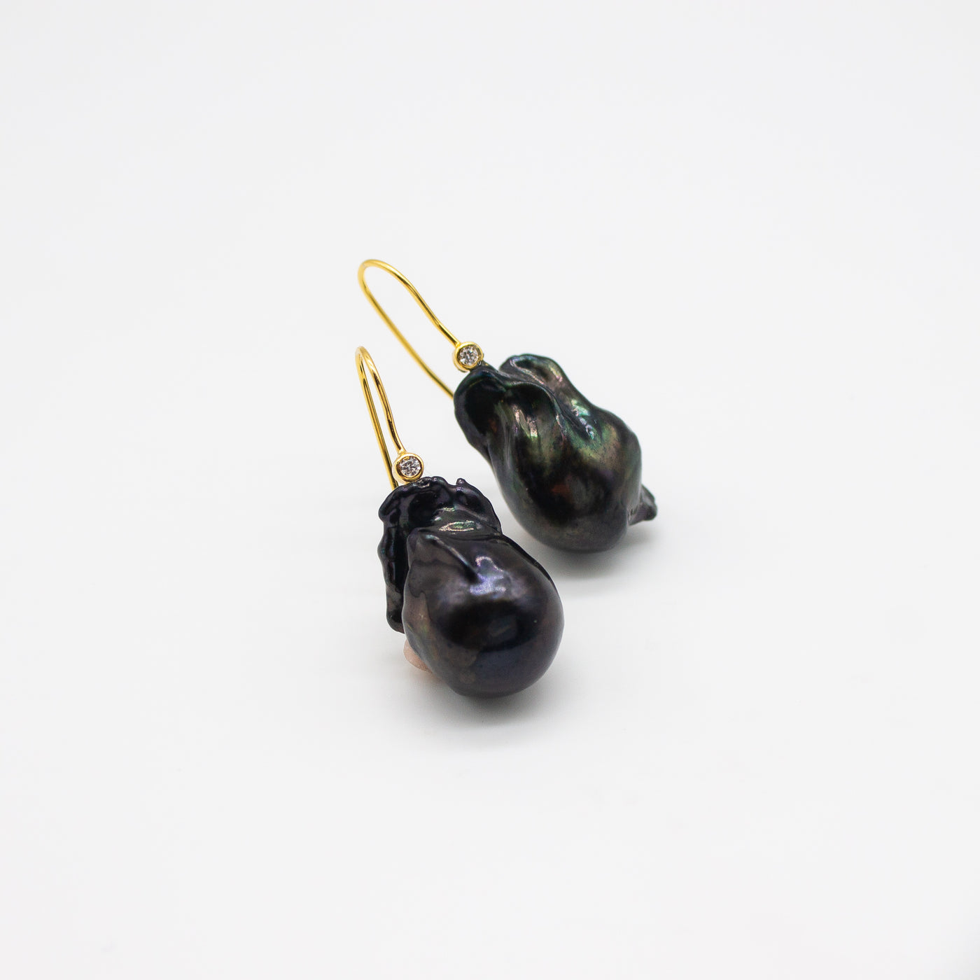 LUDVIKA // Gold-plated earring hooks with zirconia and black baroque pearls 