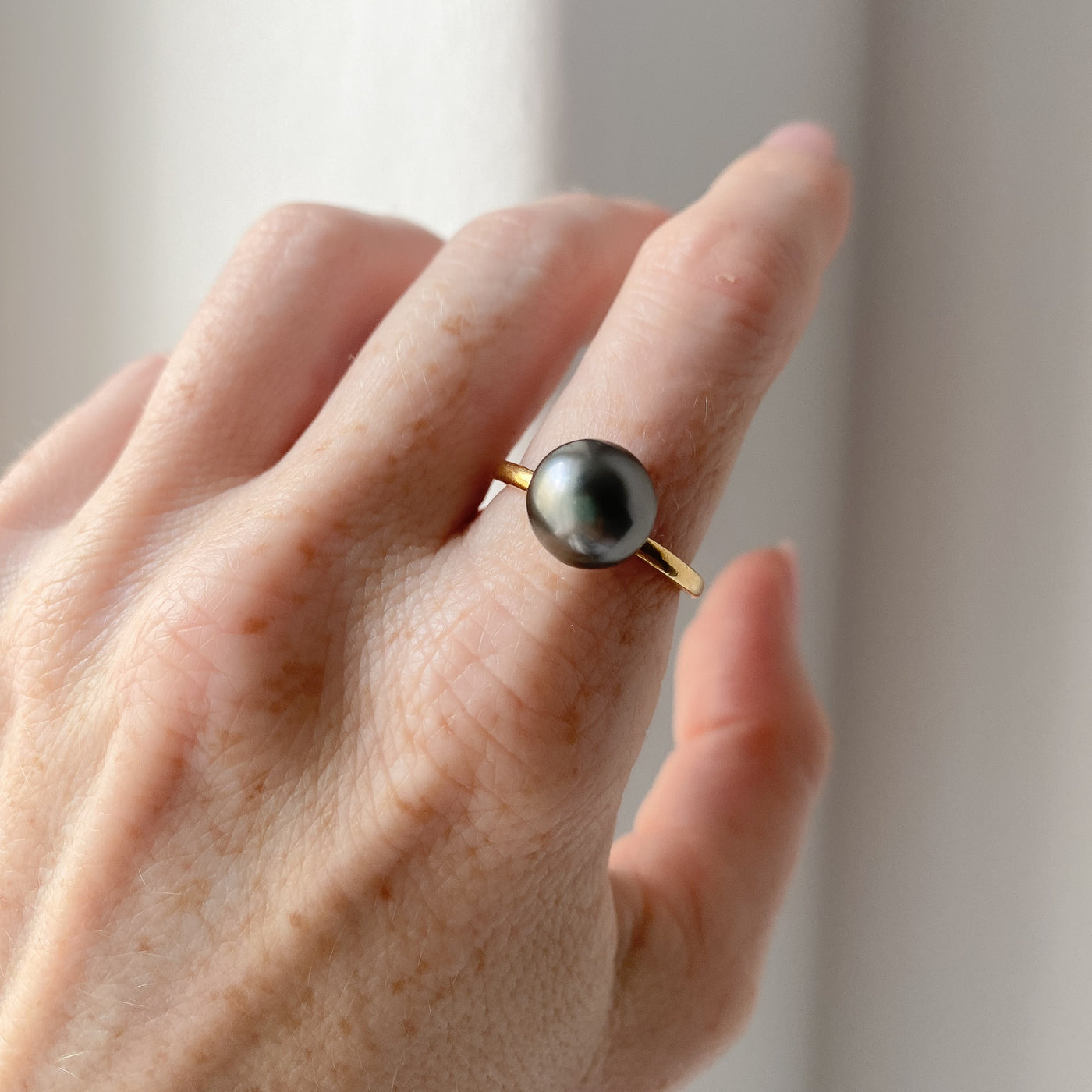 VINGSAND Midnight // Ring aus vergoldetem Feinsilber mit Tahitiperle