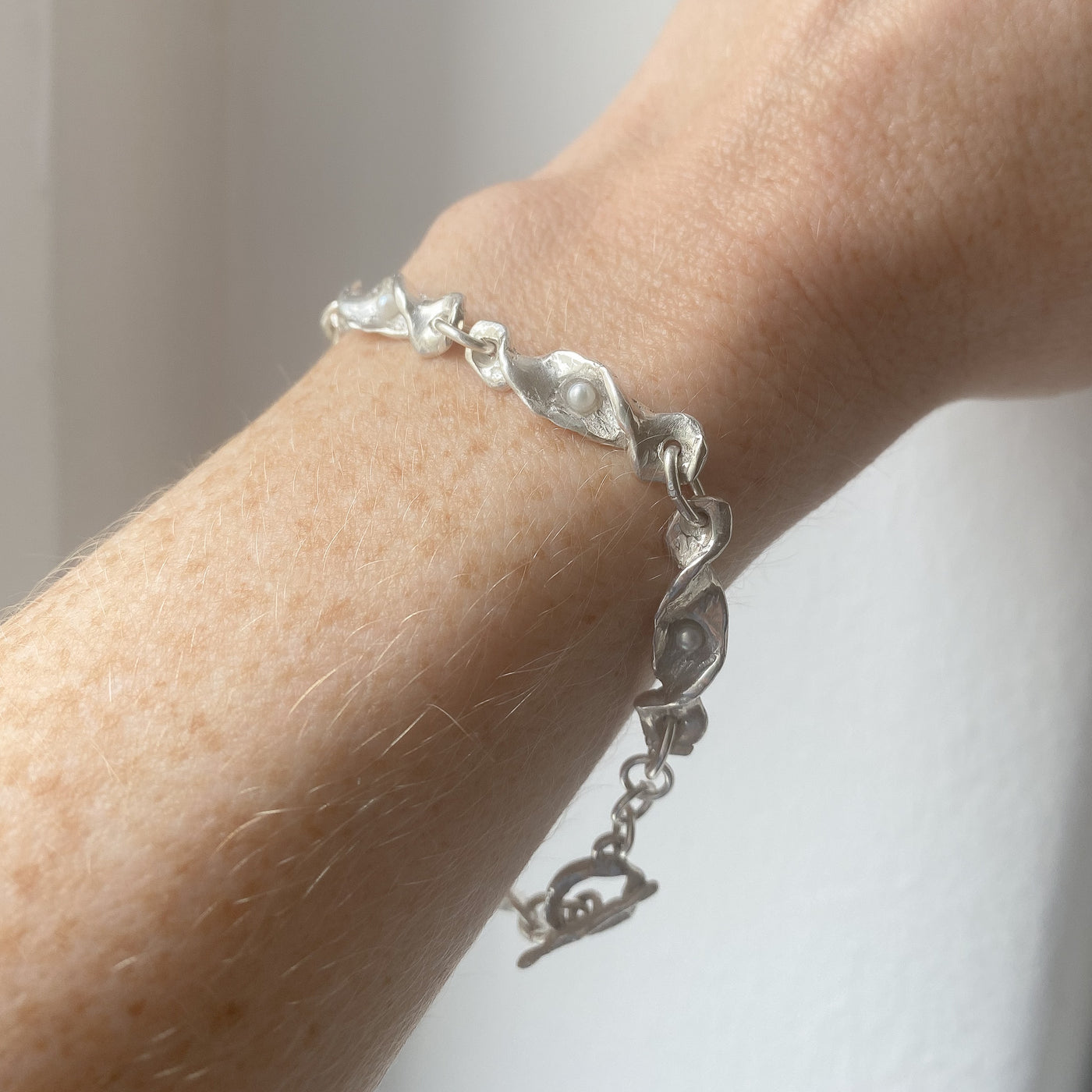 GULSVIK // Armband aus Feinsilber mit zarten Perlen