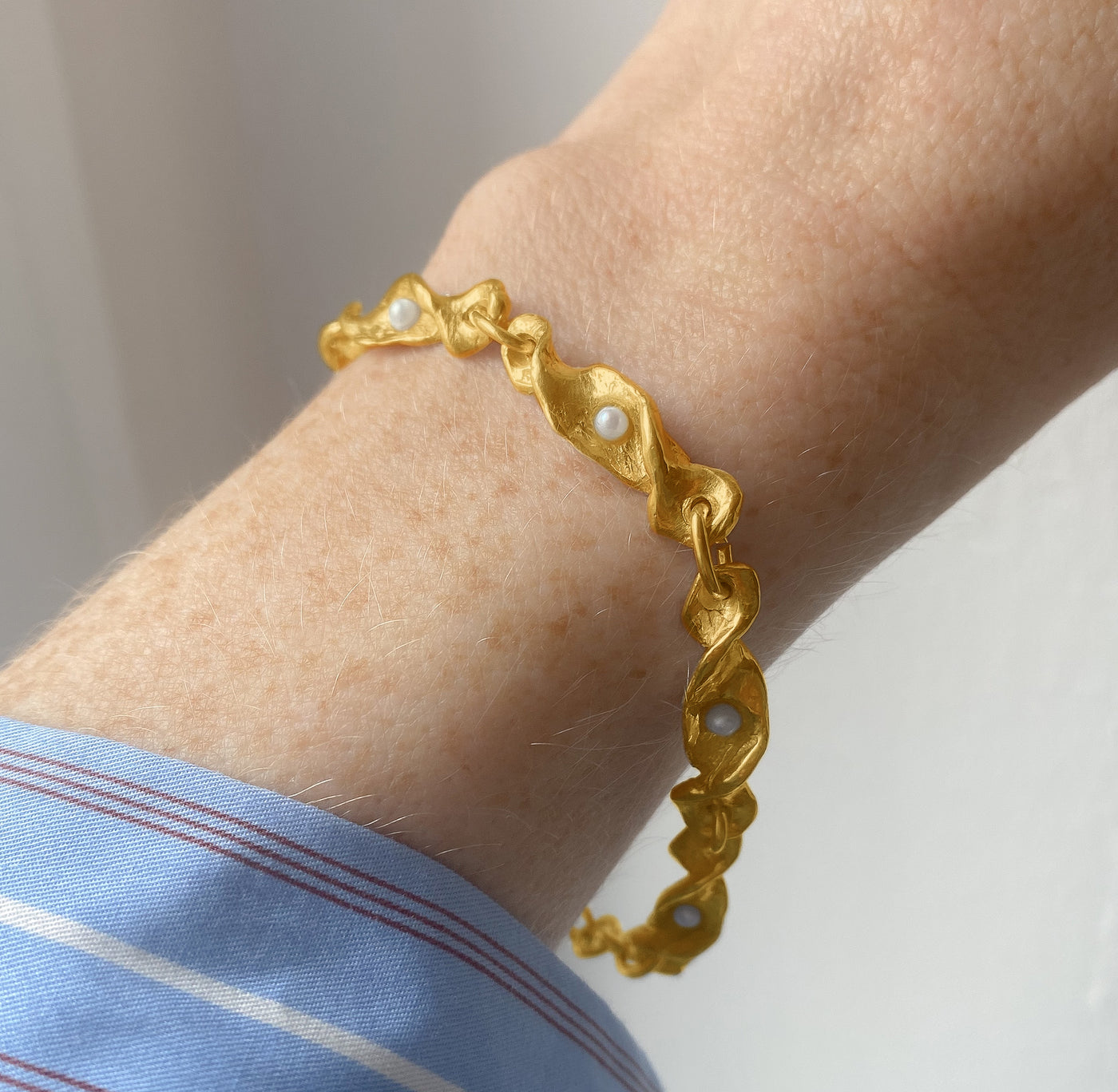 GULSVIK // Bracelet made of gold-plated fine silver with delicate pearls