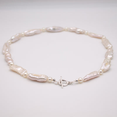KERTEMINDE // Necklace with elongated &amp; round freshwater pearls clasp in fine silver