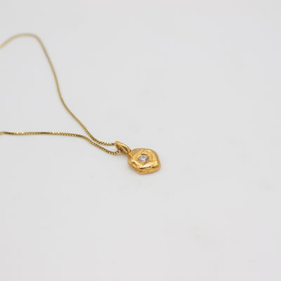 LÆRDAL // Halskette mit zartem Anhänger vergoldet mit Zirkoniastein