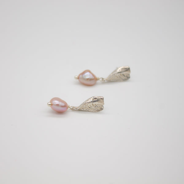 LIADAL // Ear studs made of fine silver with a freshwater pearl
