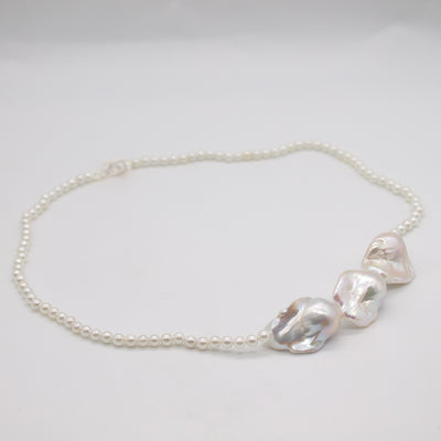 LINNESTAD // Halskette mit großen Barockperlen & Verschluss Silber
