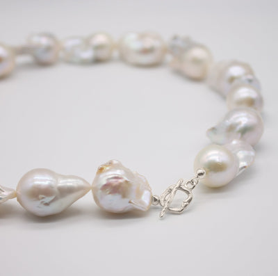 Bridal jewelry LISGARDEN // Necklace with large baroque pearls &amp; clasp in fine silver
