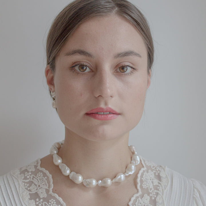 Bridal jewelry LISGARDEN // Necklace with large baroque pearls &amp; clasp in fine silver