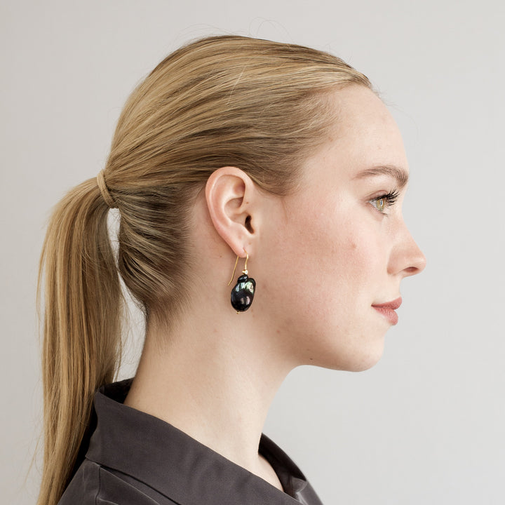 LUDVIKA // Gold-plated earring hooks with zirconia and black baroque pearls 