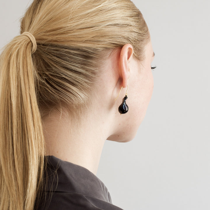 LUDVIKA // Gold-plated earring hooks with zirconia and black baroque pearls 
