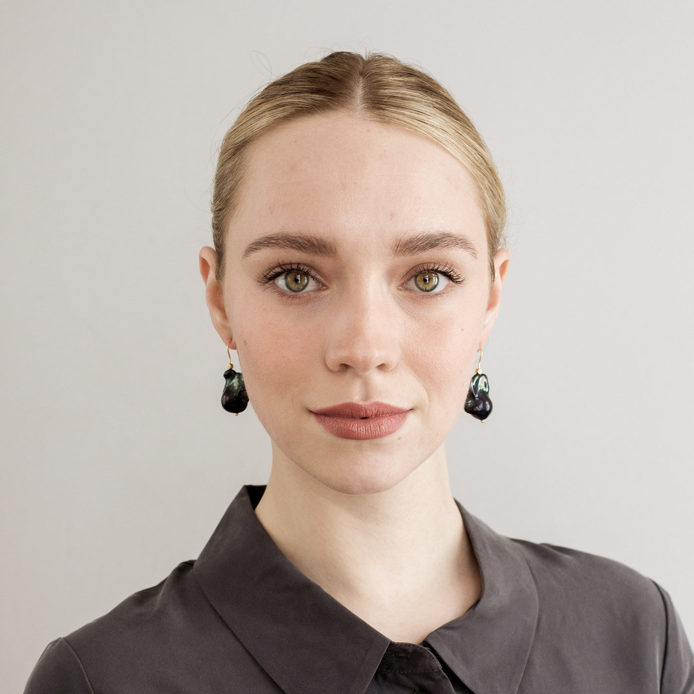 LUDVIKA // Gold-plated earring hooks with zirconia and black baroque pearls 