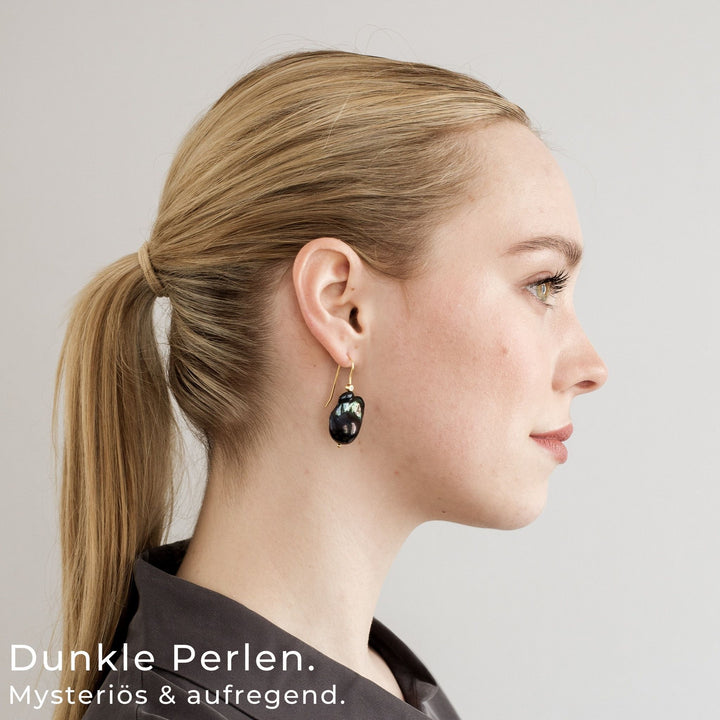 LUDVIKA // Gold-plated earring hooks with zirconia and black baroque pearls 