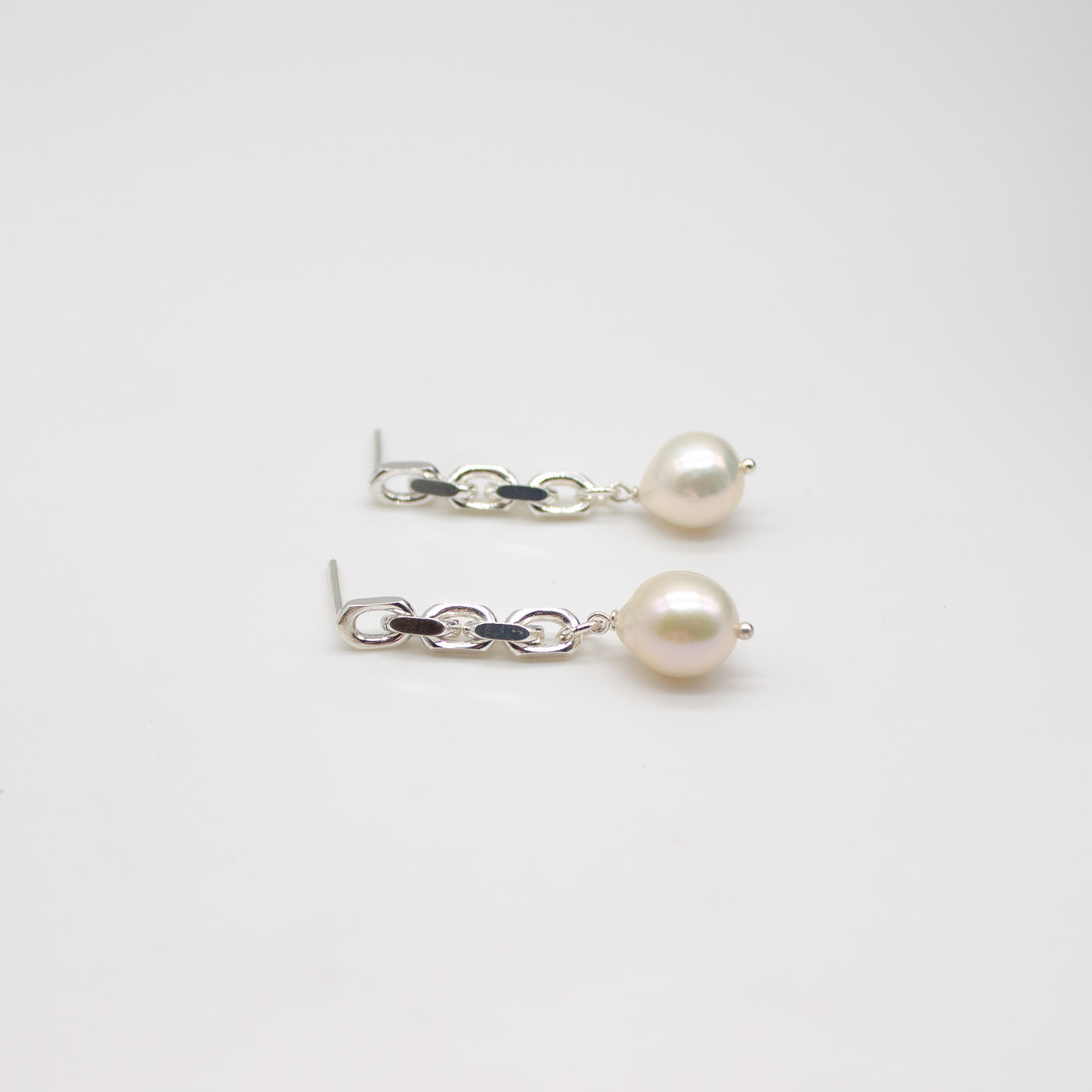 LYSEFJORD // Statement chain earrings with subtle baroque pearls