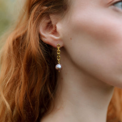 LYSEFJORD // Statement chain earrings gold-plated with rare Edison pearls
