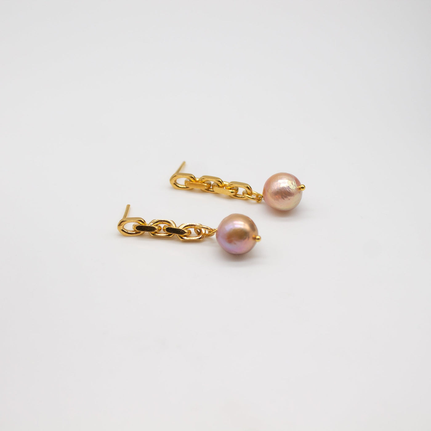 Bridal jewelery LYSEFJORD // Statement chain earrings gold-plated with rare Edison pearls
