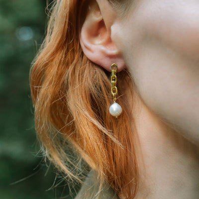 LYSEFJORD // Statement chain earrings gold-plated with subtle baroque pearls