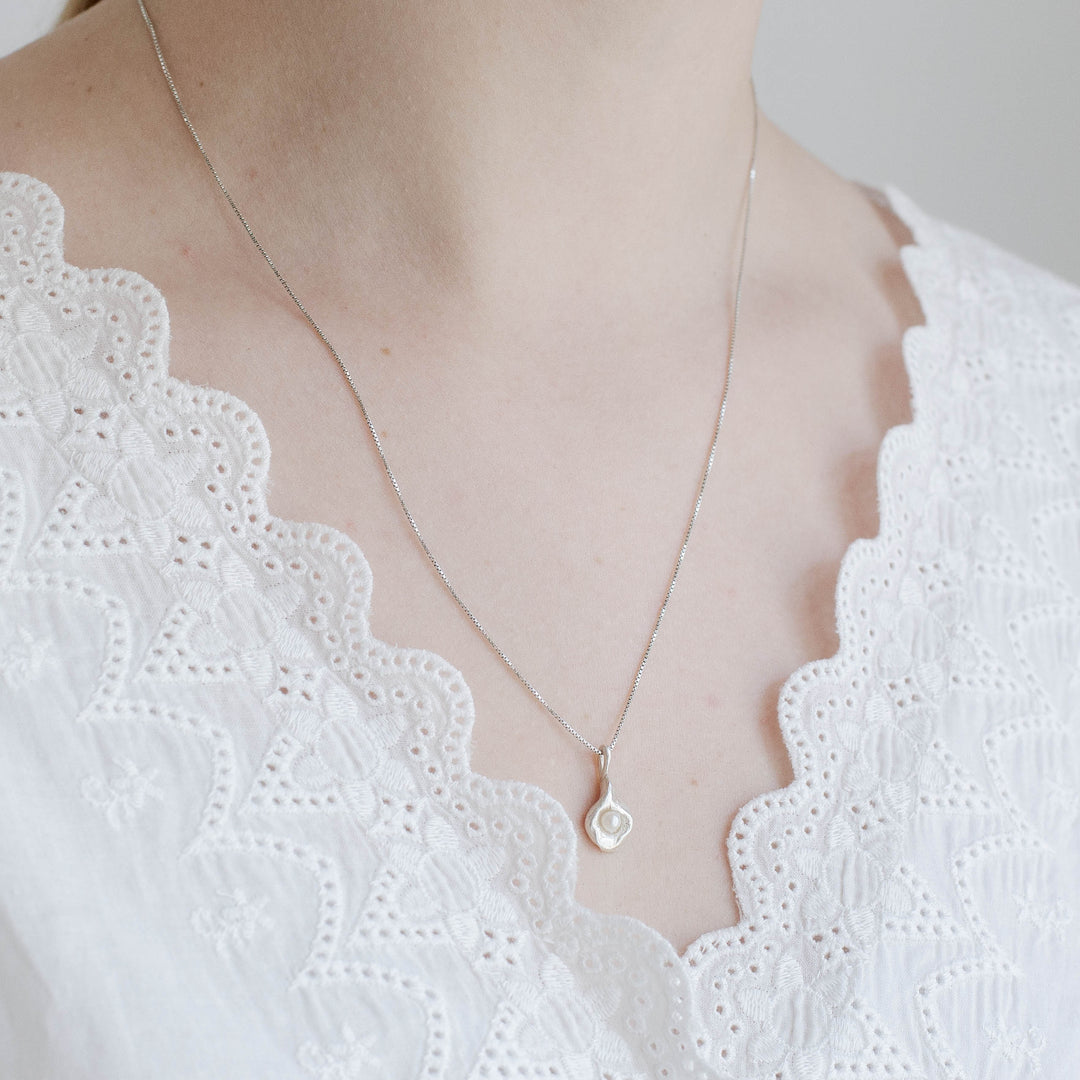 MYRA // Anhänger aus Sterlingsilber mit zarter Perle (ohne Kette) - CONTESSA BERLIN