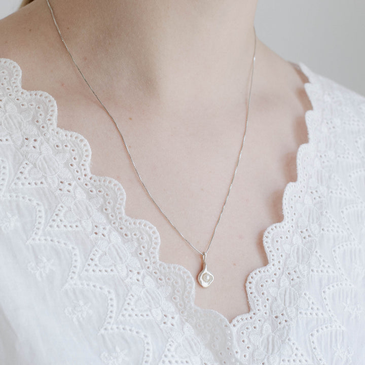 MYRA // Anhänger aus Sterlingsilber mit zarter Perle (ohne Kette) - CONTESSA BERLIN