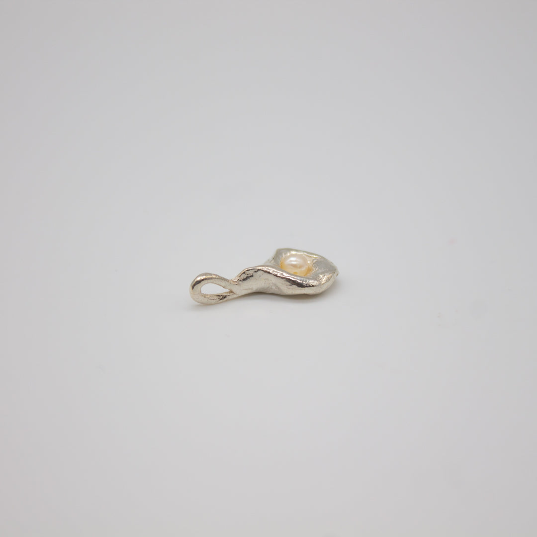 MYRA // Anhänger aus Sterlingsilber mit zarter Perle (ohne Kette) - CONTESSA BERLIN