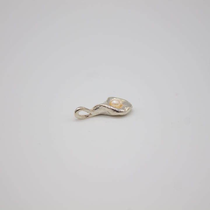 MYRA // Anhänger aus Sterlingsilber mit zarter Perle (ohne Kette) - CONTESSA BERLIN
