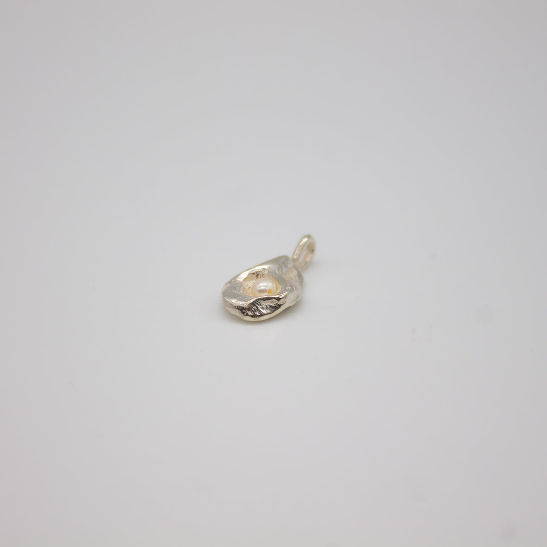 MYRA // Anhänger aus Sterlingsilber mit zarter Perle (ohne Kette) - CONTESSA BERLIN