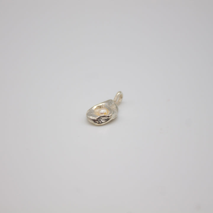 MYRA // Anhänger aus Sterlingsilber mit zarter Perle (ohne Kette) - CONTESSA BERLIN