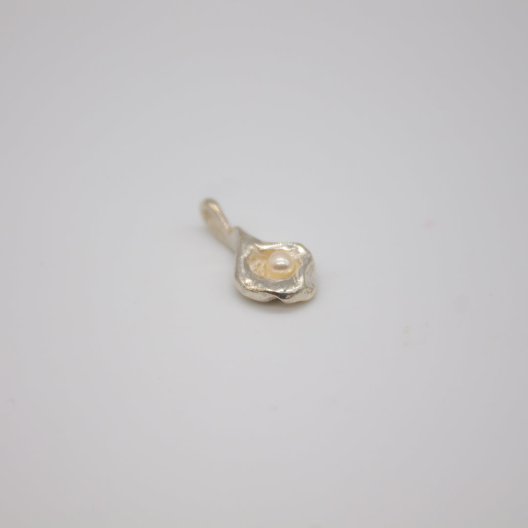 MYRA // Anhänger aus Sterlingsilber mit zarter Perle (ohne Kette) - CONTESSA BERLIN