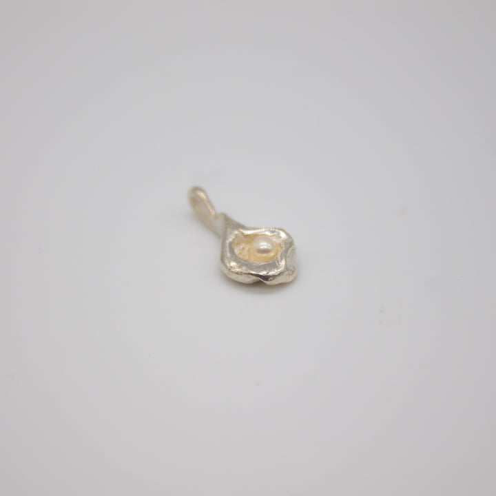 MYRA // Anhänger aus Sterlingsilber mit zarter Perle (ohne Kette) - CONTESSA BERLIN