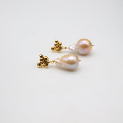 MARIENLUND // Gold-plated earrings with peach-colored baroque Fireball pearls