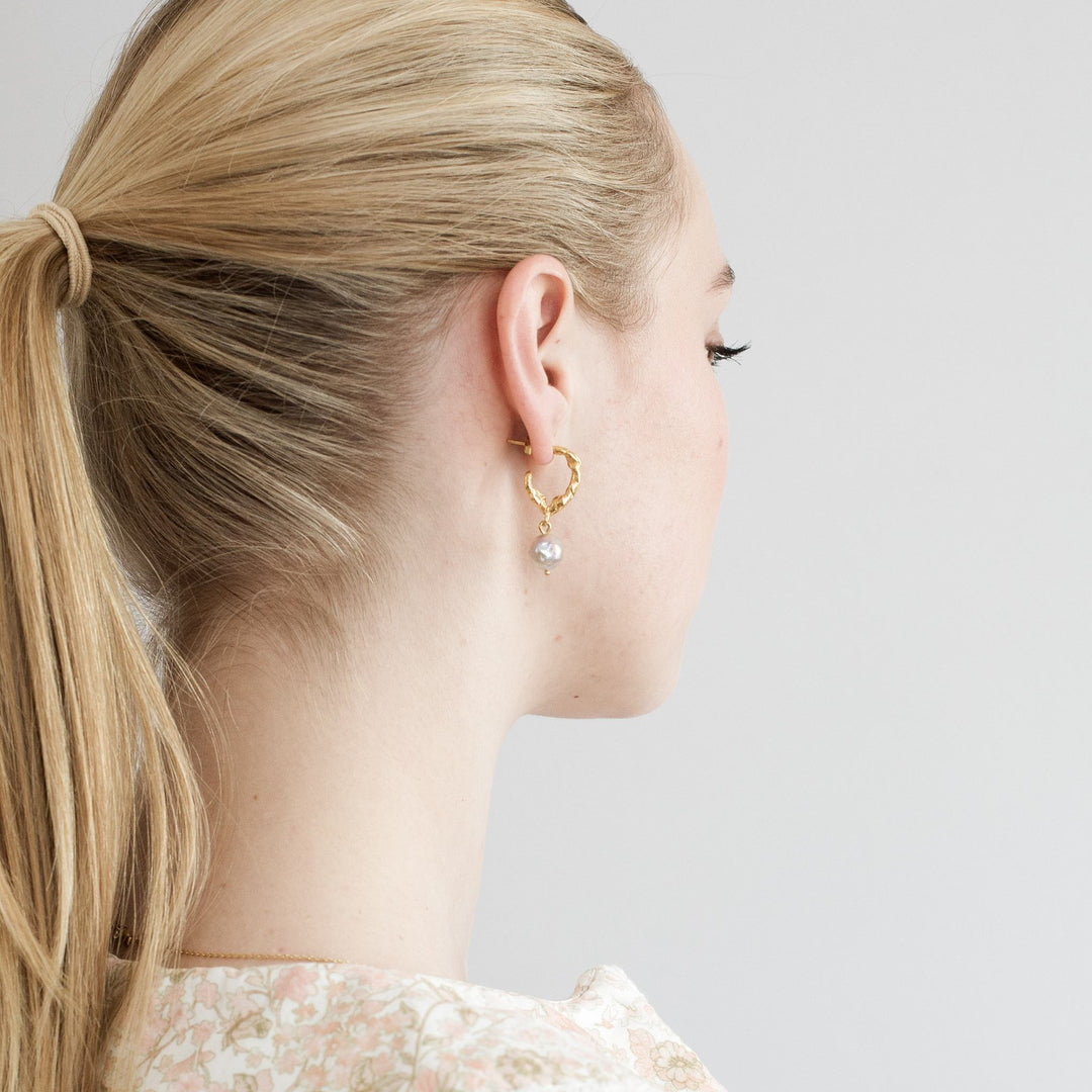 Bridal jewelry MILBAKKEN 585 GOLD (14k) // Hoop earrings with Akoya pearl