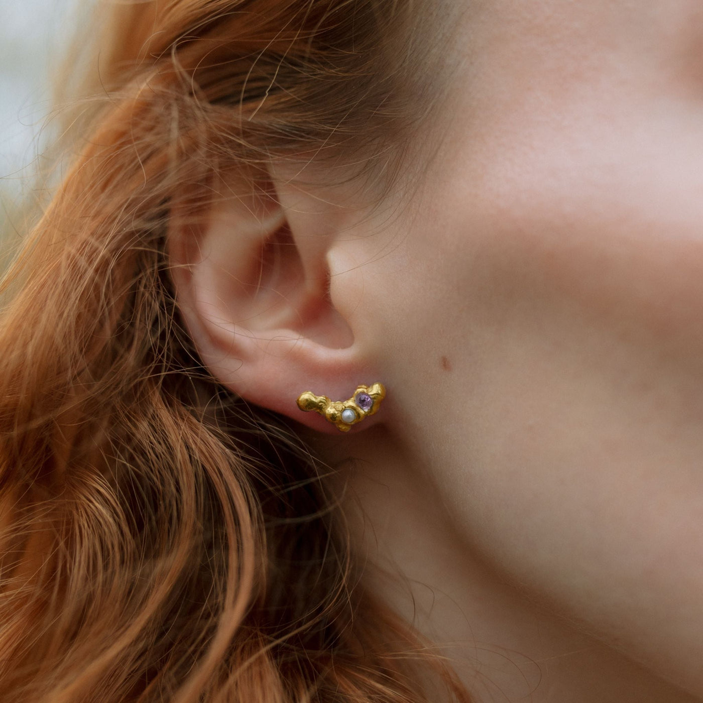Bridal jewelery MORSKOGEN // Ear studs gold-plated with delicate tourmalines and freshwater pearls
