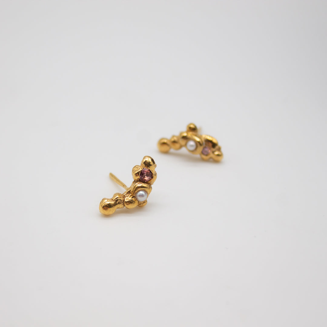 MORSKOGEN // Ear studs gold-plated with delicate tourmalines and freshwater pearls