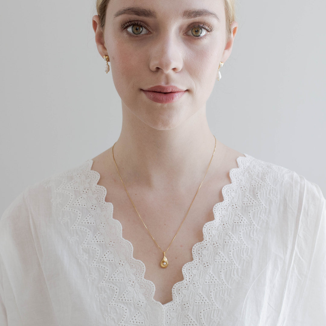 MYRA // Gold-plated necklace with pendant and pearl
