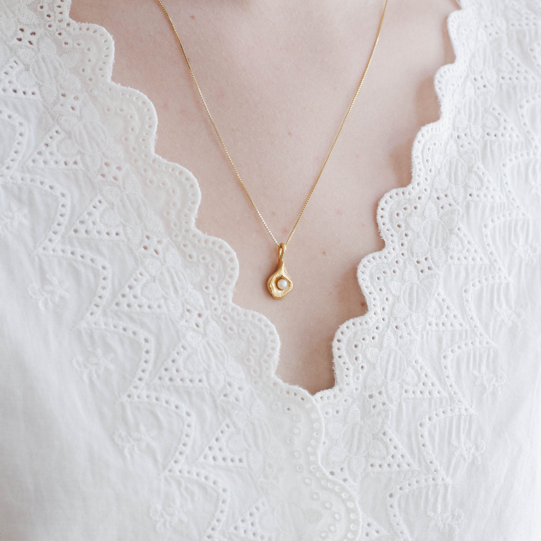 MYRA // Gold-plated necklace with pendant and pearl