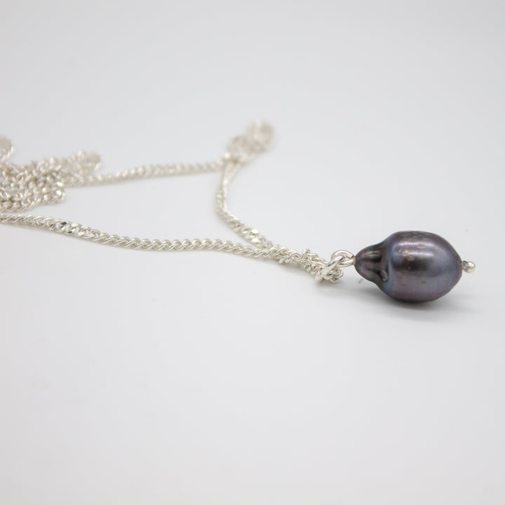 Schmuckset // FJELLSTRAND Midnight Ohrringe x NYTORP Halskette in Silber