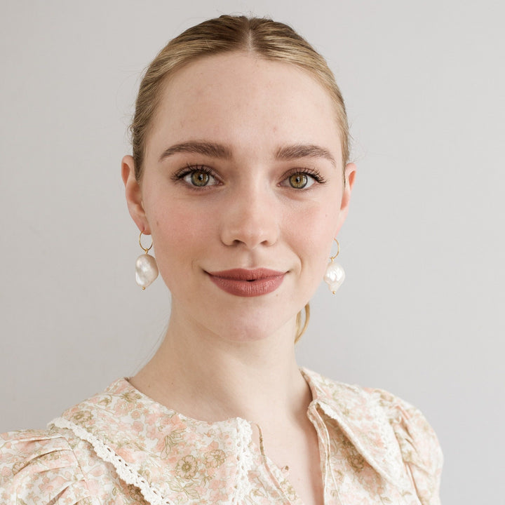CAPRAIA 585 GOLD (14k) // Hoop earrings with large baroque pearls